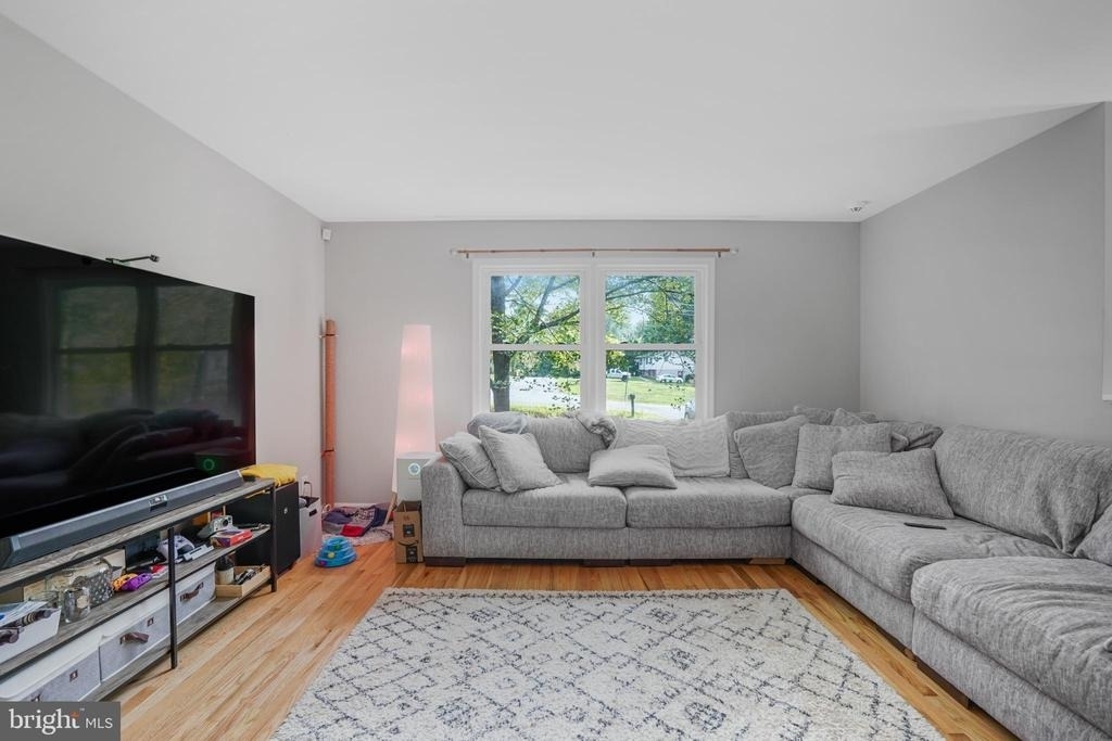 1703 Sherwood Dr - Photo 4