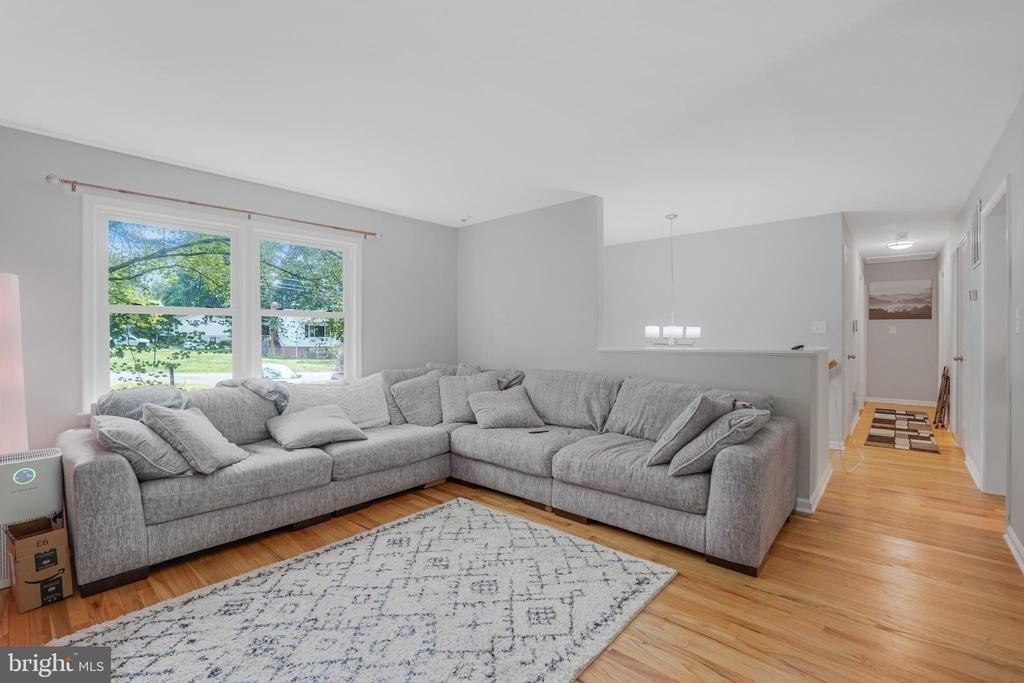 1703 Sherwood Dr - Photo 2