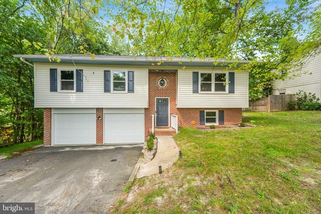 1703 Sherwood Dr - Photo 0