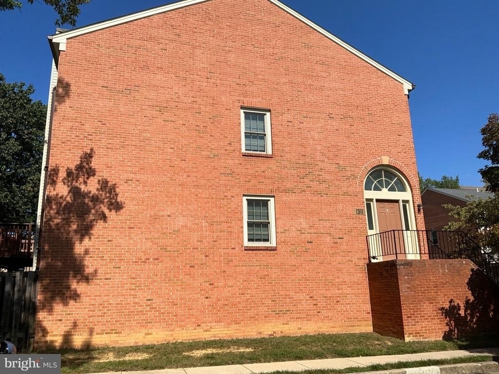 1311 Templeton Place - Photo 2