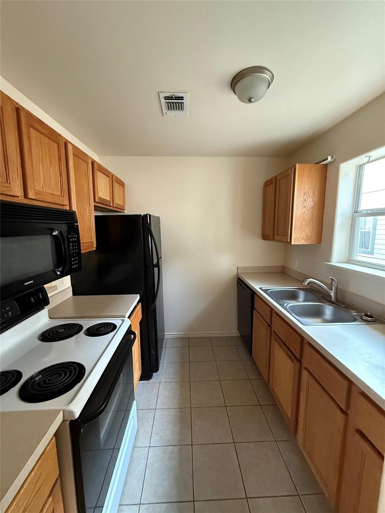 900 Pecan St - Photo 0