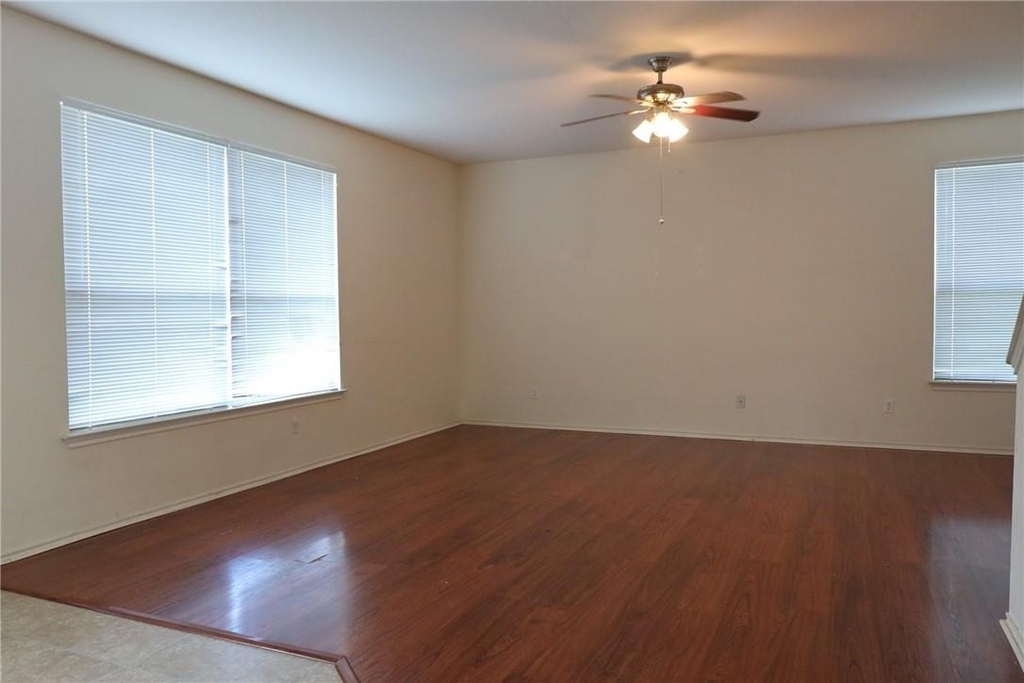 1004 W South St - Photo 3