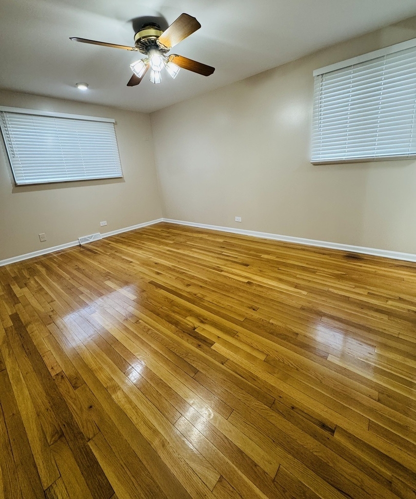 7011 N Hamlin Avenue - Photo 10