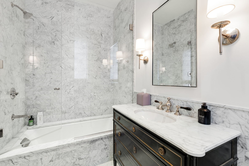 220 E Walton Place - Photo 15