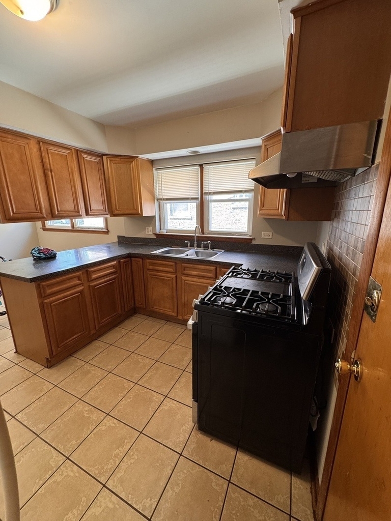 706 E 106th Street - Photo 10