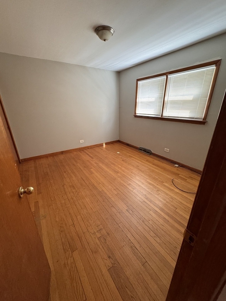 706 E 106th Street - Photo 5