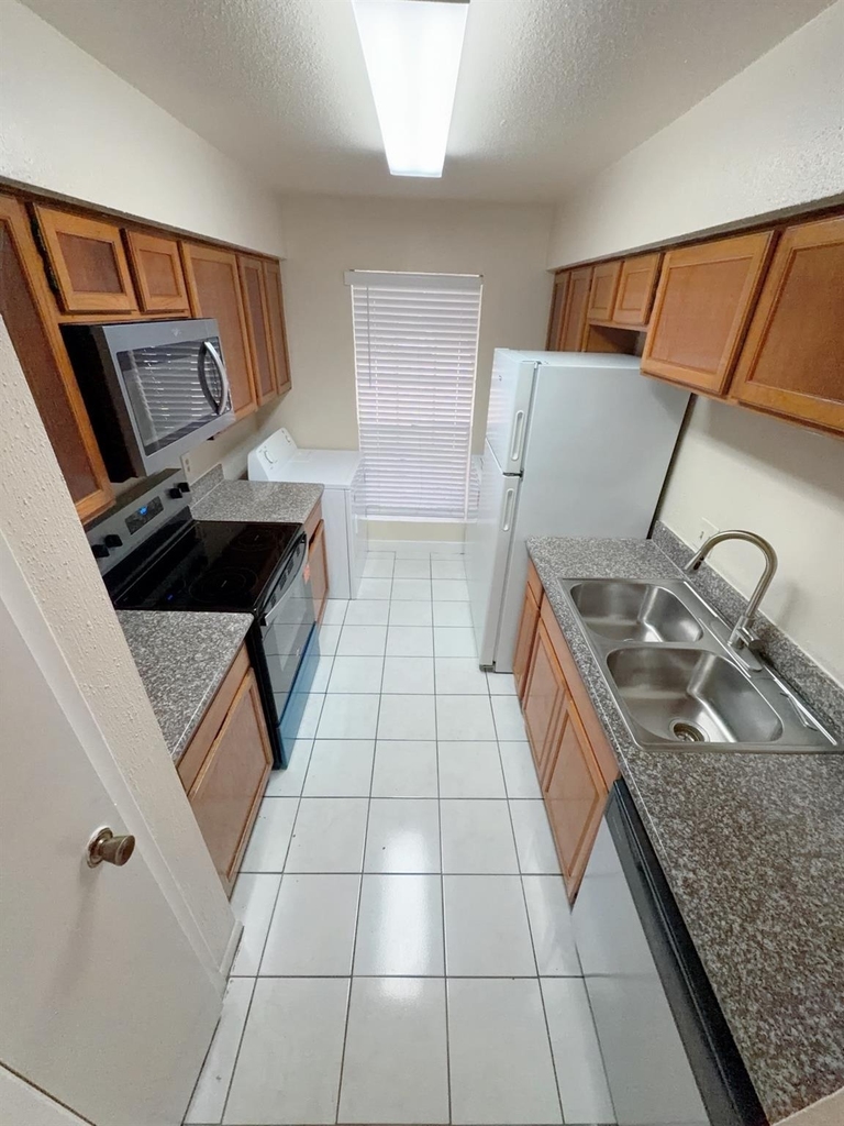 6666 Harbor Town Drive - Photo 4