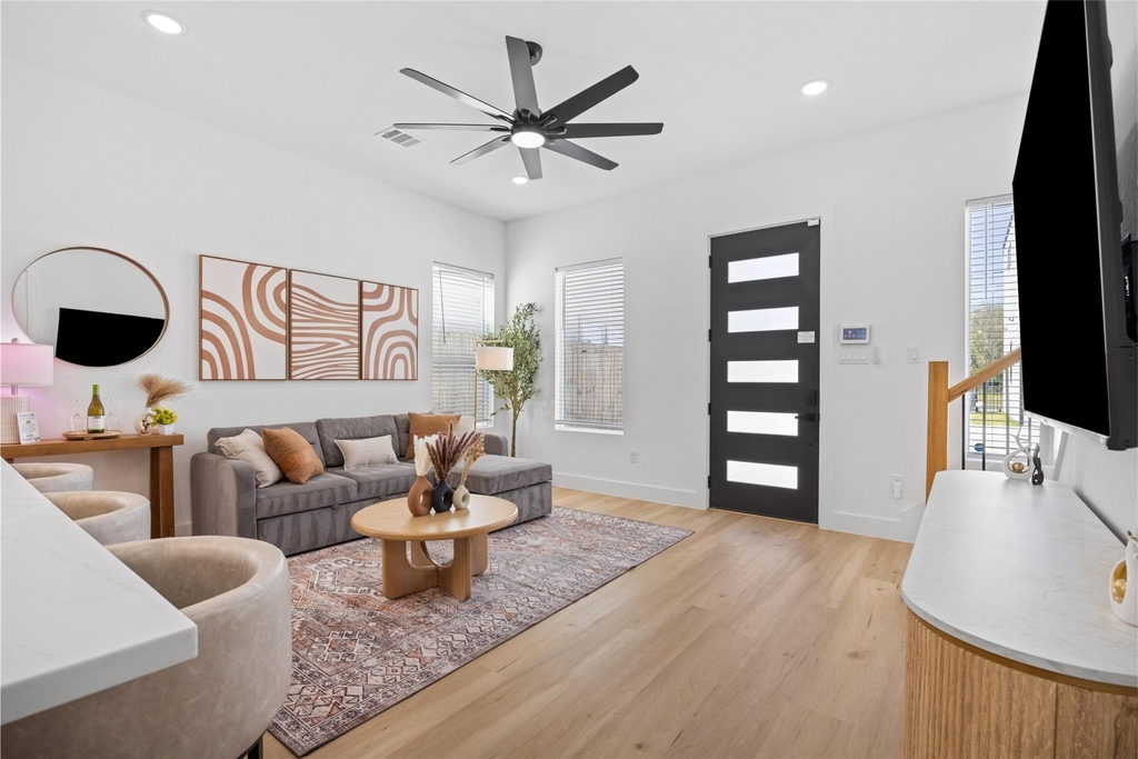 9019 Comal Street - Photo 2