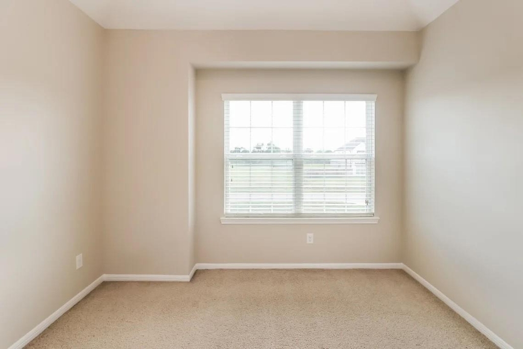 415 Lakeland Circle - Photo 9