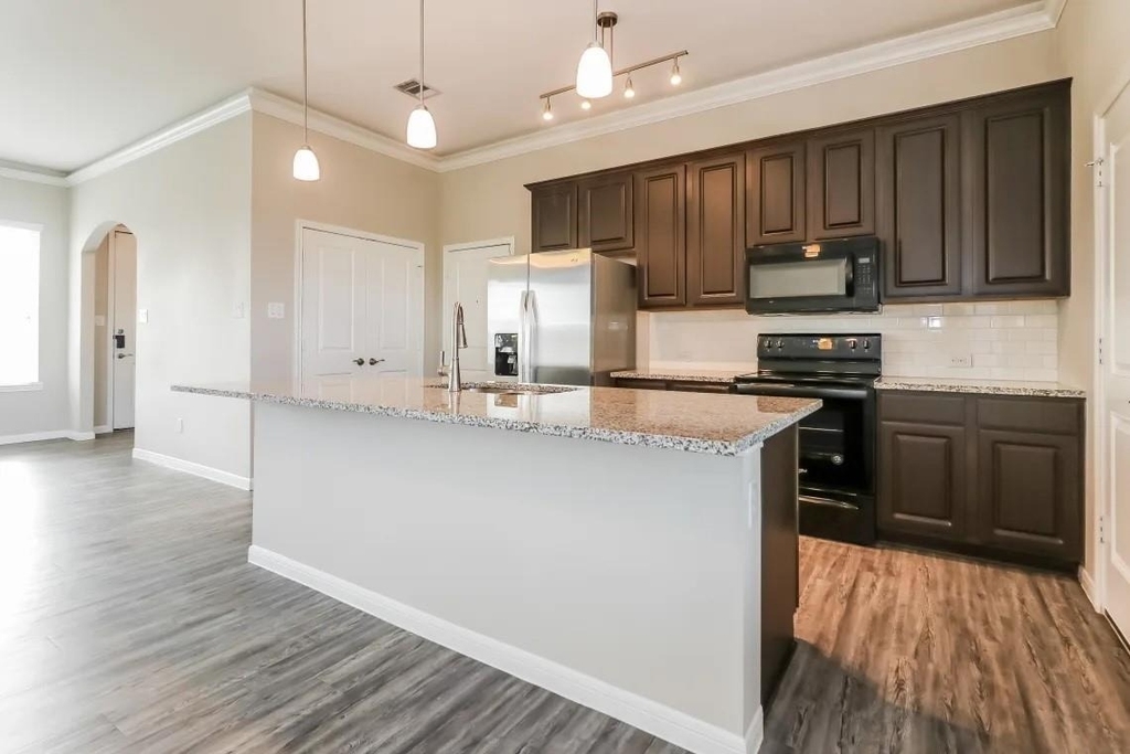 415 Lakeland Circle - Photo 1