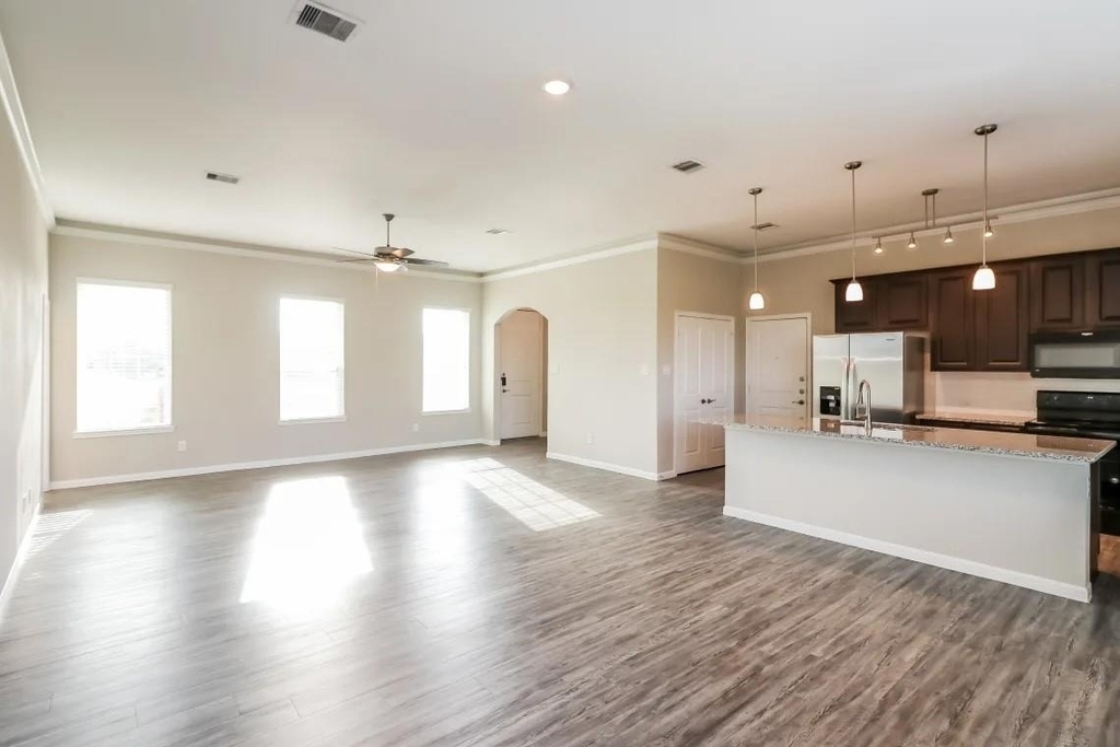 415 Lakeland Circle - Photo 2
