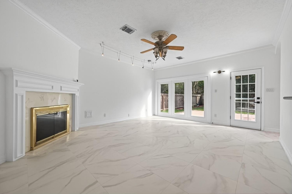 2431 Parkwood Lane - Photo 4