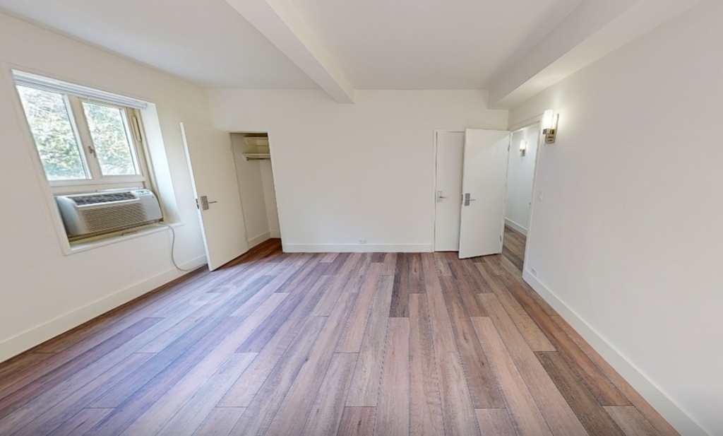 1st Avenue - Photo 3