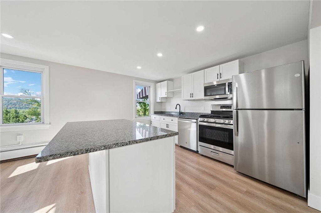 612 Hopkins St - Photo 1