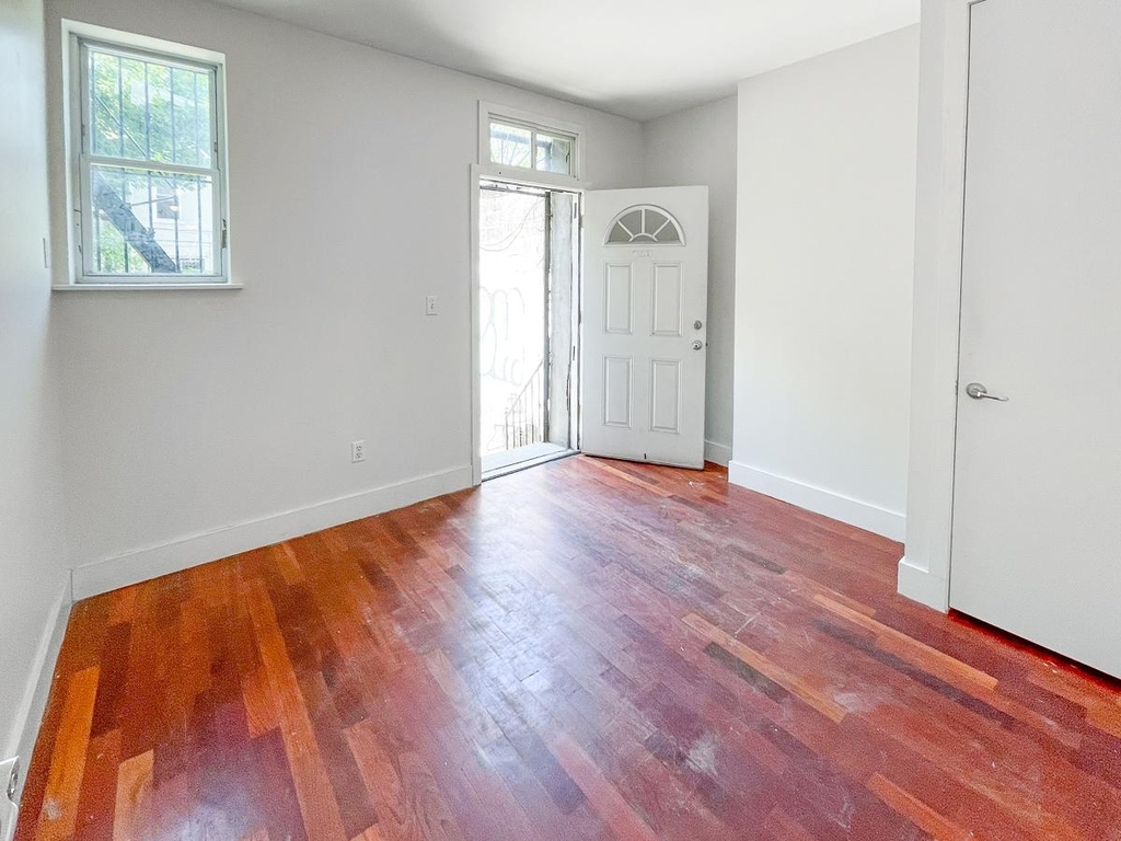 1327 Halsey Street - Photo 5
