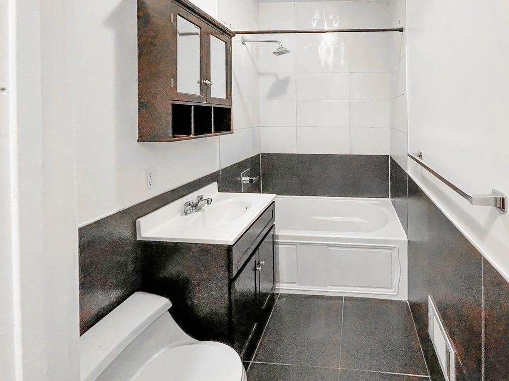 1327 Halsey Street - Photo 2