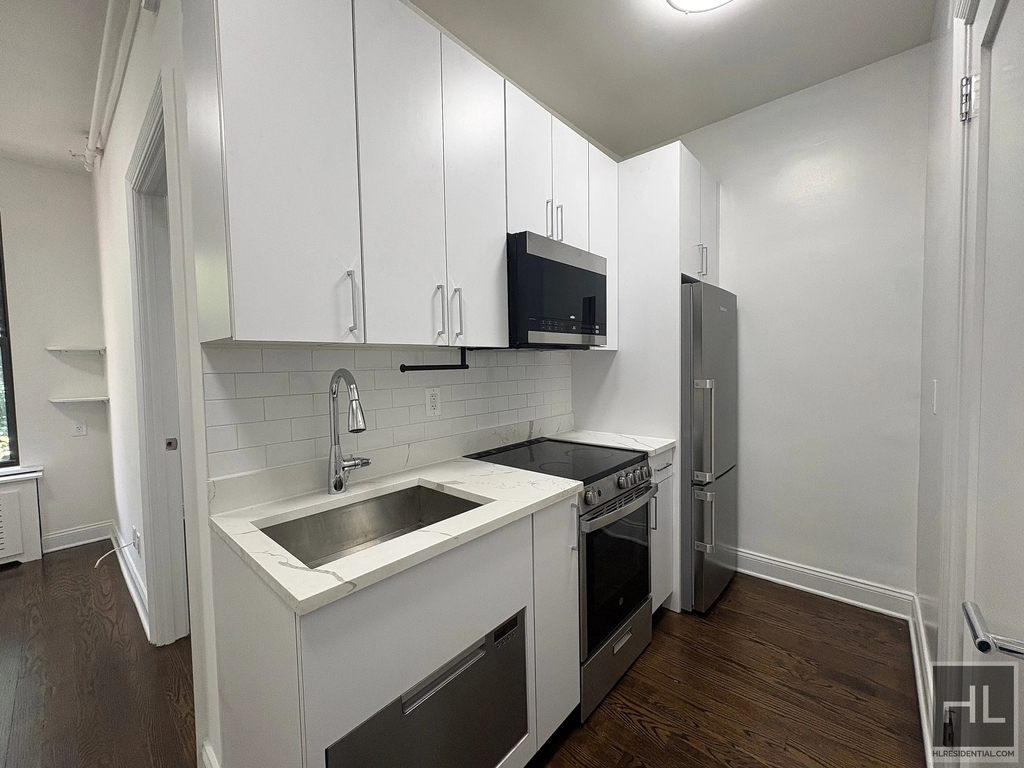 West 11th St Greenwich Village - Photo 3
