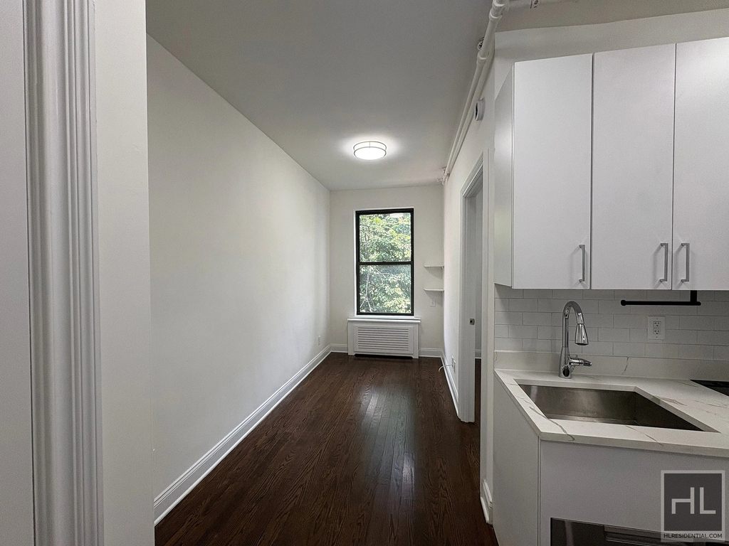 West 11th St Greenwich Village - Photo 2