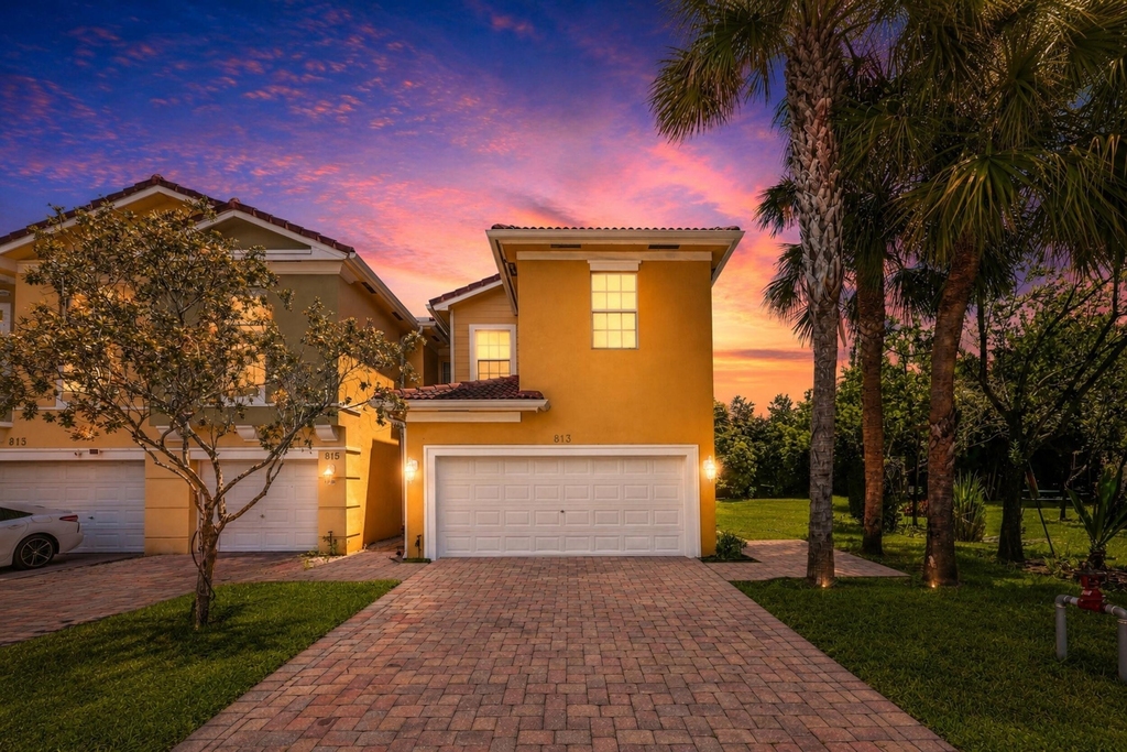 813 Pipers Cay Drive - Photo 1