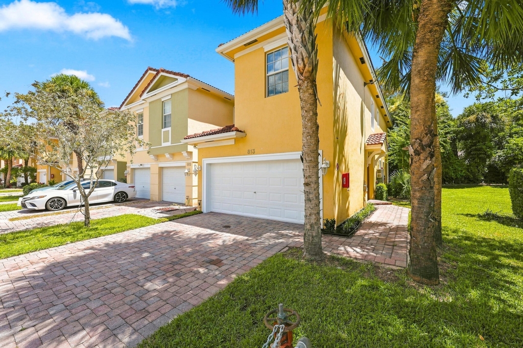 813 Pipers Cay Drive - Photo 2