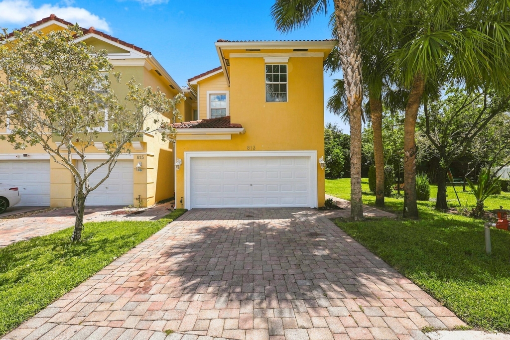 813 Pipers Cay Drive - Photo 0