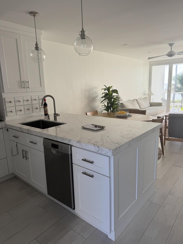 1041 Hillsboro Mile - Photo 2