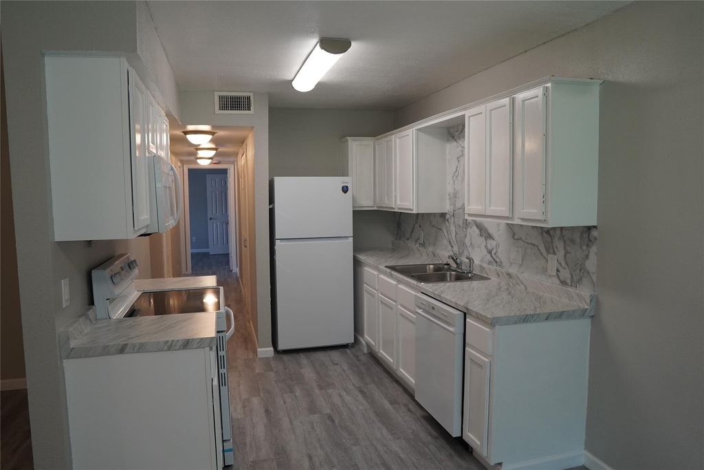 6754 Trail Lake Drive - Photo 4