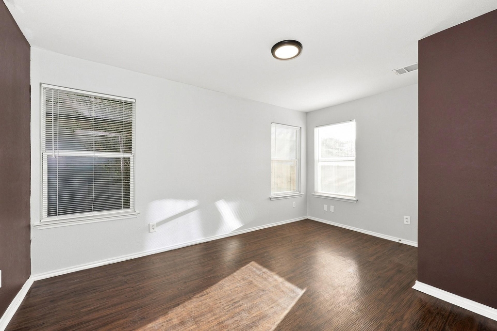 1409 Mission Hills Lane - Photo 3