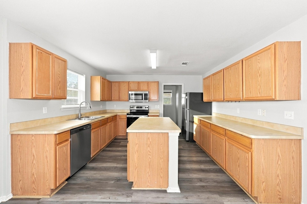 1409 Mission Hills Lane - Photo 2