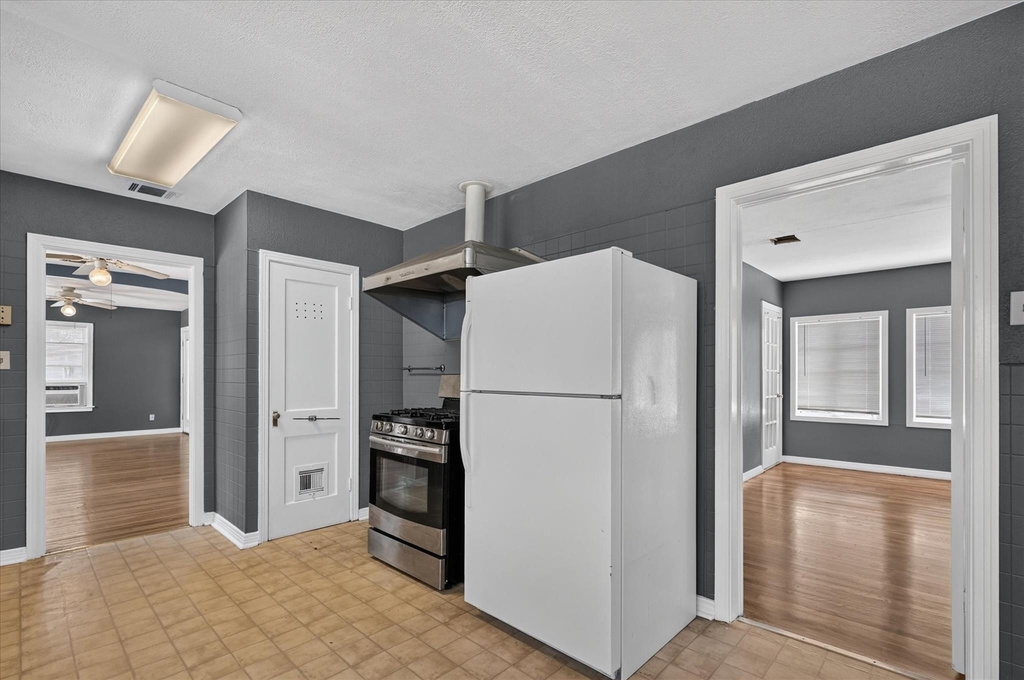 1211 S Montclair Avenue - Photo 16
