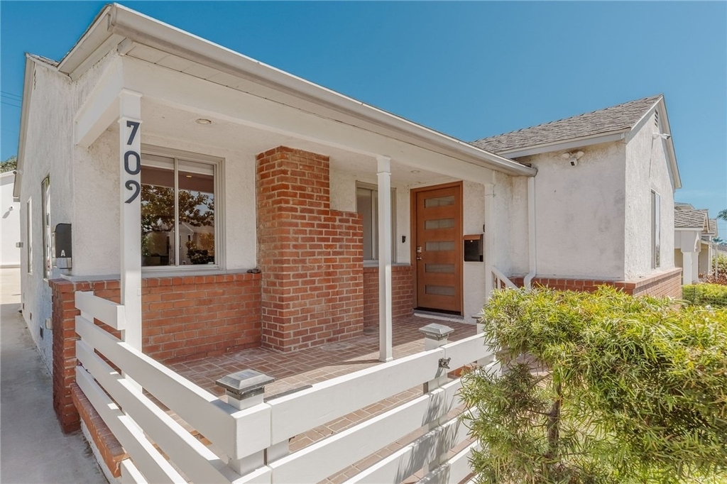 709 Avenue D - Photo 0