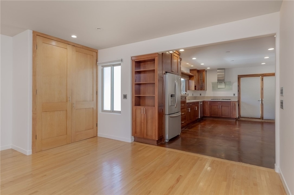 709 Avenue D - Photo 4
