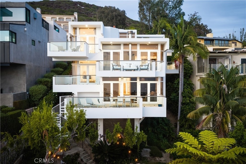1061 Skyline - Photo 0