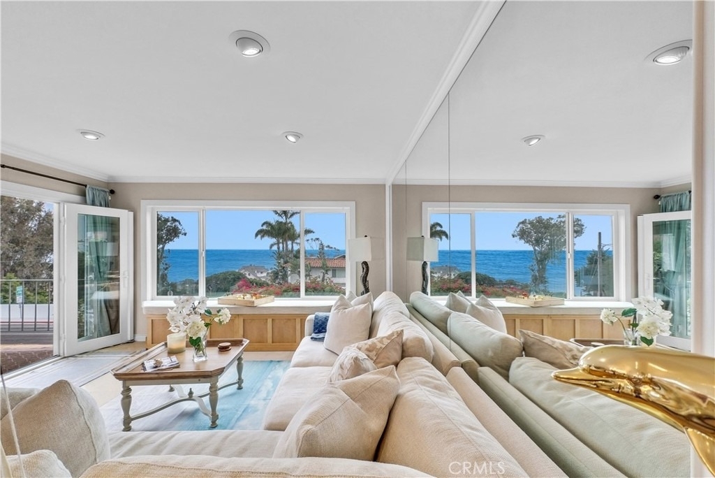 240 Moss Street - Photo 0