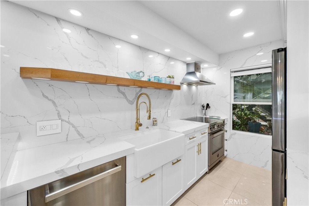 240 Moss Street - Photo 2
