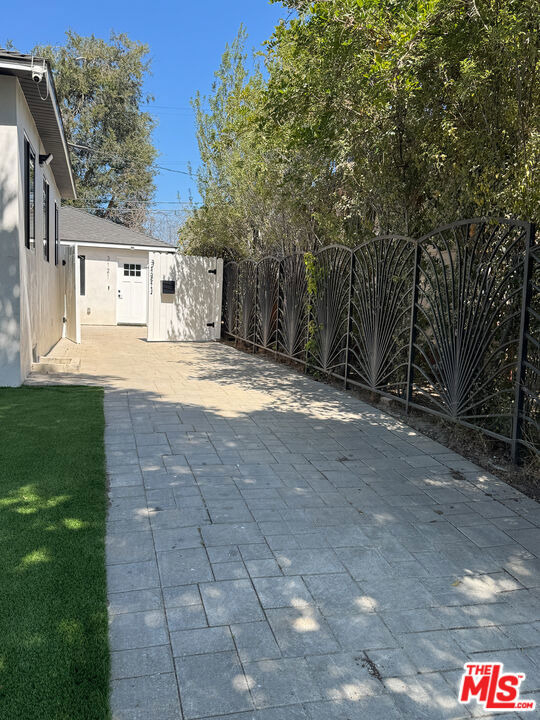 3121 Oakhurst Avenue - Photo 5