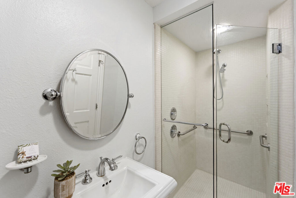 15938 Valley Vista Boulevard - Photo 31