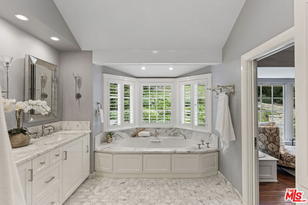 15938 Valley Vista Boulevard - Photo 21