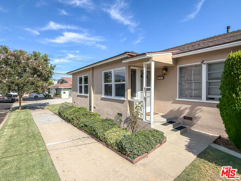 202 E Grand Avenue - Photo 2