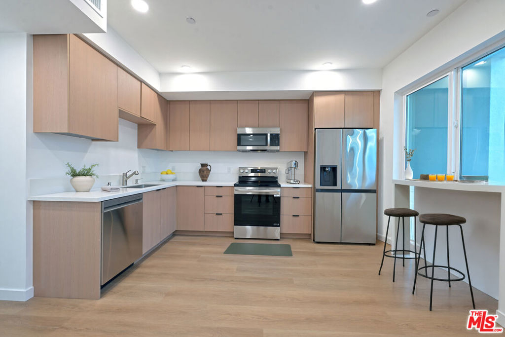 14606 Sylvan Street - Photo 2