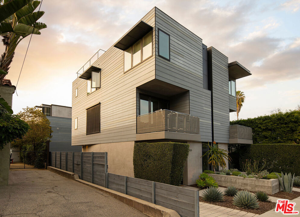 927 Hyperion Avenue - Photo 23