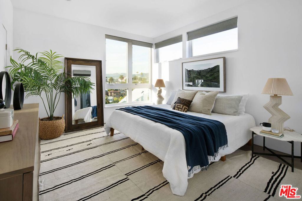 927 Hyperion Avenue - Photo 4