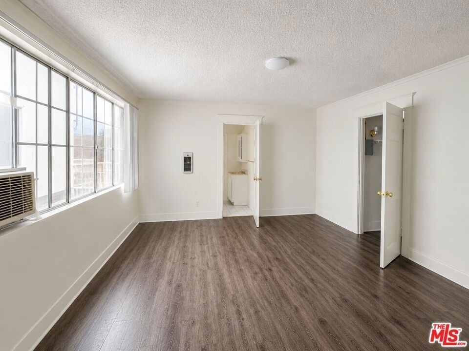 1238 W Adams Boulevard - Photo 0