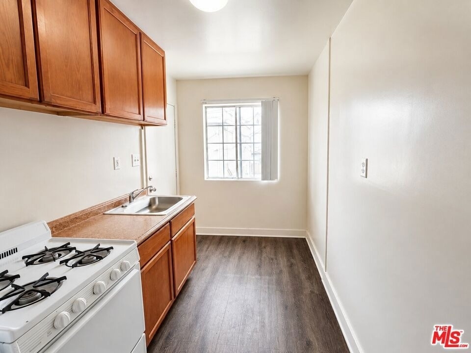 1238 W Adams Boulevard - Photo 2