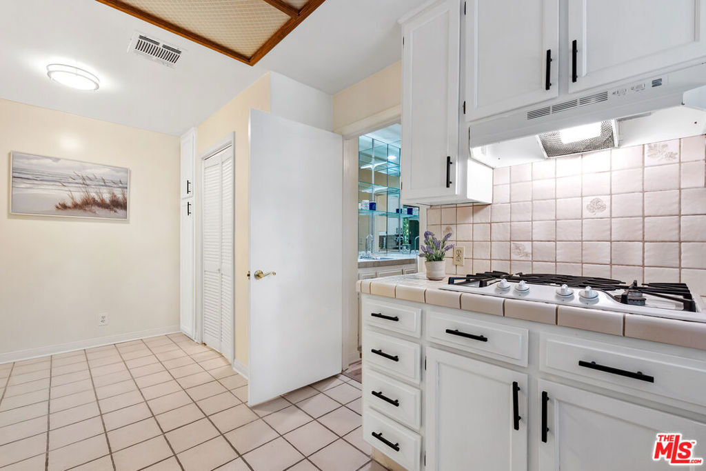 1375 Kelton Avenue - Photo 13