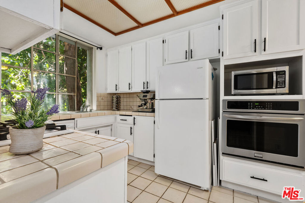 1375 Kelton Avenue - Photo 12