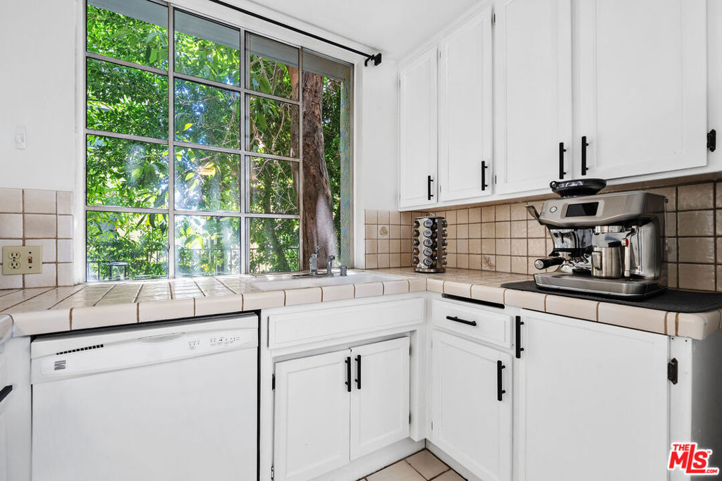 1375 Kelton Avenue - Photo 11