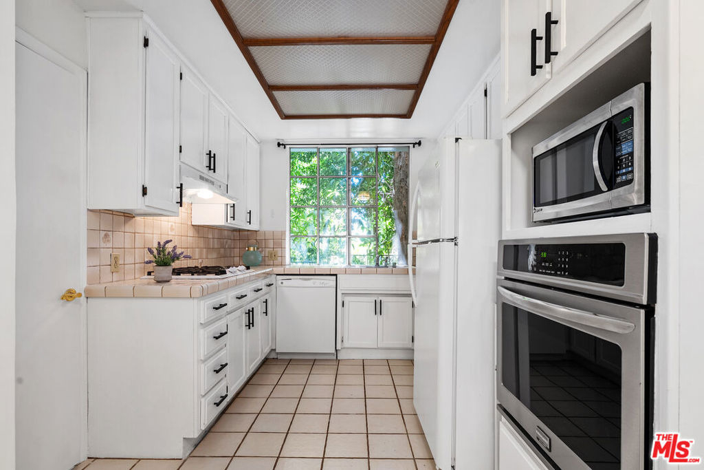 1375 Kelton Avenue - Photo 10