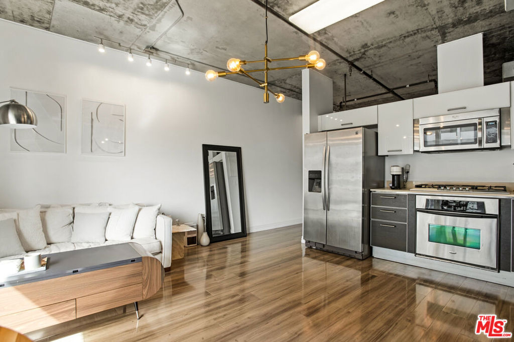 645 W 9th Street - Photo 6