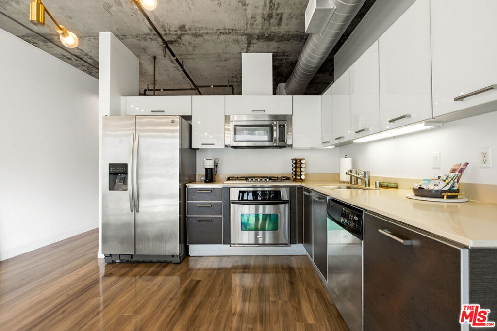 645 W 9th Street - Photo 3